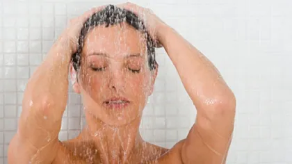 De ce e bine să îţi speli părul cu şampon cu sare. Nu o să-ţi mai lipsească banalul ingredient din baie