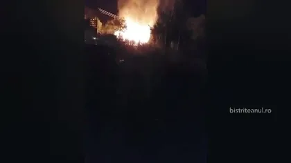 Explozii urmate de un incendiu violent în Bistriţa. Anexele unei case s-au făcut scrum VIDEO