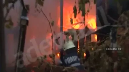 Incendiu de proporţii la o spălătorie auto din Dâmboviţa VIDEO