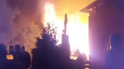 Incendiu PUTERNIC la o casă din Suceava. În locuinţă se aflau cinci copii VIDEO