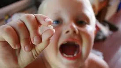 Medicii stomatologi îi îndeamnă pe părinţi să păstreze dinţii de lapte ai copiilor lor