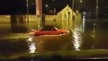 Inundaţii în Braşov, după o ploaie torenţială. Maşini avariate şi zeci subsoluri inundate VIDEO