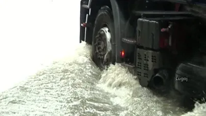 FURTUNĂ PUTERNICĂ în România: Drumuri inundate, acoperişuri smulse, copaci doborâţi VIDEO