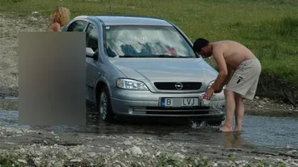Aceşti bucureşteni îşi spală MAŞINA într-un râu din Prahova. Reacţie FABULOASĂ a turiştilor din zonă