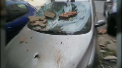 Panică în Târgu-Jiu, unde mai multe maşini au fost DISTRUSE de tencuiala căzută de pe bloc