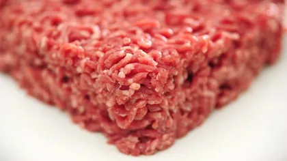 Un lot de carne de mici comercializat într-un supermarket din Reşiţa, depistat cu E.coli