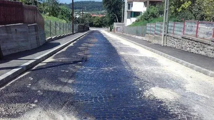 Motivul incredibil pentru care mai mulţi oameni din Curtea de Argeş se opun asfaltării unei străzi din oraş