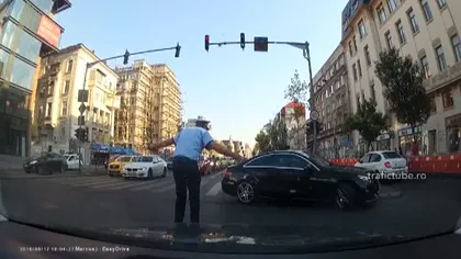 REACŢIA INCREDIBILĂ a unui poliţist rutier în trafic VIDEO