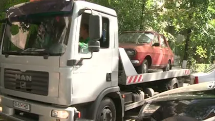 SCANDAL în Capitală. Proprietarii nu lasă Poliţia Locală să le ridice maşinile abandonate VIDEO