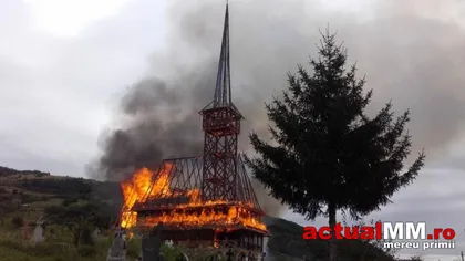 Biserica de lemn din Rozavlea a ars din temelii VIDEO