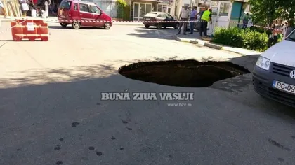 Un crater uriaş s-a format pe o stradă din Huşi. Un şofer, la un pas să fie înghiţit cu tot cu maşină de groapa enormă FOTO