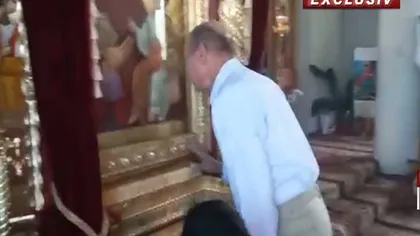 Traian Băsescu s-a închinat la icoanele de la Mănăstirea Prislop GALERIE FOTO VIDEO