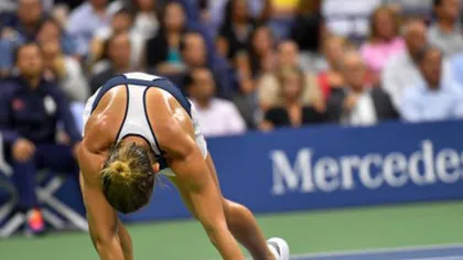 Simona Halep, lovită de o minge în ureche. A abandonat meciul de dublu de la Wuhan