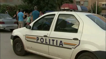 ATAC în stil mafiot. Mai mulţi romi au intrat cu săbii, furci, macete şi bâte peste o familie în casă VIDEO