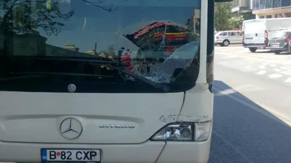 Accident în centrul Capitalei între un autobuz RATB şi o maşină. Opt călători au fost răniţi uşor