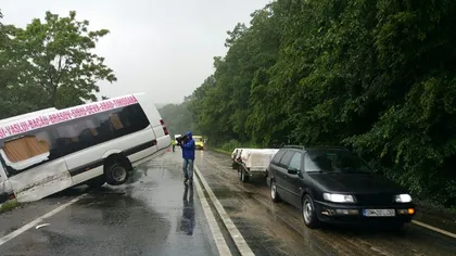 Un microbuz plin cu călători a fost implicat într-un accident în Prahova. Trei persoane au fost rănite