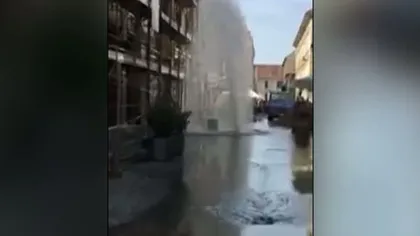 Fântână arteziană în centrul Timişoarei. O conductă s-a spart, apa atinge câţiva metri înălţime VIDEO