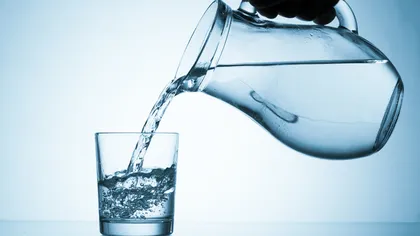Este sănătos să bei apă în timp ce mănânci? Află ce spun specialiştii