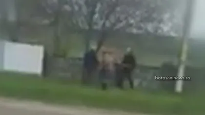 Trei bătrâni s-au bătut cu parul şi sapa în plină stradă VIDEO