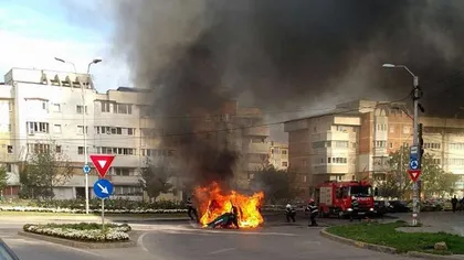 Scene de coşmar în Bacău. O maşină a explodat în trafic FOTO&VIDEO