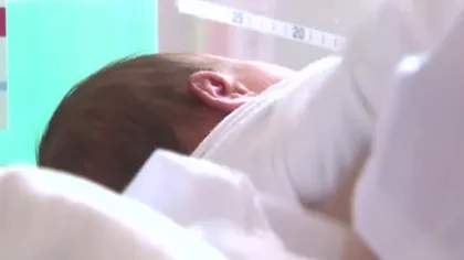 Bebeluş de 3 luni din Vaslui, la spital după ce ar fi inhalat vapori de la o substanţă iritantă de pe scara blocului