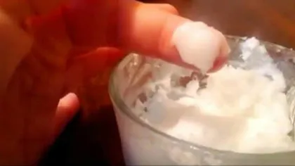VIDEO! Spală-ţi tenul cu ulei de cocos şi bicarbonat de sodiu de trei ori pe săptămână! Uite ce ţi se întâmplă după o lună!