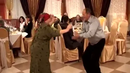 IMAGINI INCREDIBILE, surprinse la o nuntă. O bunicuţă rupe ringul de dans VIDEO