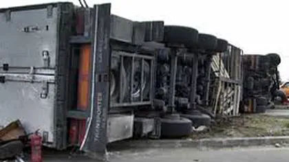 Accident în Botoşani. Un camion încărcat cu floarea-soarelui s-a răsturnat pe E 58