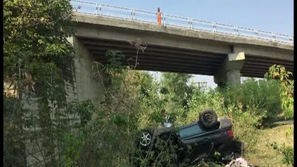Accident spectaculos, maşina a zburat de pe pod