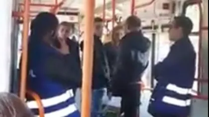 RATB: Controloarea care a luat la şuturi călătorii riscă să rămână fără serviciu, după ce a fost şi ea scuipată în tramvai