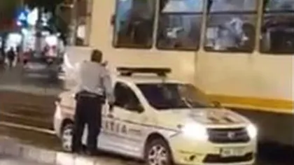 O maşină a Poliţiei Rutiere a blocat linia tramvaiului 32 VIDEO