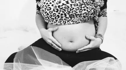Adevăratul motiv pentru care femeile par însărcinate chiar şi după ce au născut