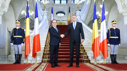 Francois Hollande, cocoţat pe scară ca să vorbească de la egal la egal cu preşedintele Klaus Iohannis VIDEO