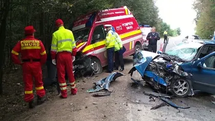 Accident grav în Suceava, ambulanţă SMURD lovită de o maşină cu patru oameni în ea