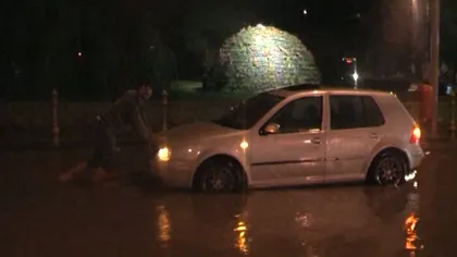 Ploile au paralizat întreaga ţară. În Tulcea, străzile au fost inundate, iar canalizările nu au mai putut face faţă VIDEO