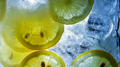 Cum poţi congela sănătos lămâile. Află ce beneficii are lămâia congelată