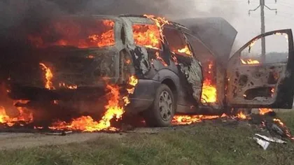 Maşină în flăcări, pe drumul european E85. Circulaţia a fost întreruptă