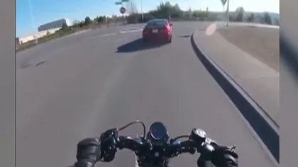 Viralul momentului. Scenă incredibilă, un motociclist este accidentat de propria mamă VIDEO