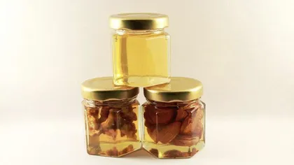 Scapă de acnee, colesterolul mărit sau nodulii tiroidieni cu amestecul din miere şi nuci