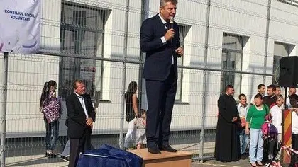 Mircea Dumitru, despre primarul Pandele care s-a urcat pe catedră: Calcă în picioare un simbol al şcolii