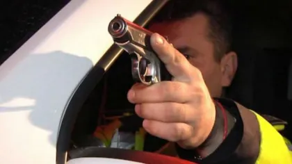 Scandal cu focuri de armă în Ploieşti. Un poliţist de la rutieră a folosit pistolul pentru a-i reţine pe cei care l-au bătut