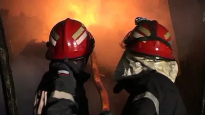 Incendiu puternic la o fermă din Prahova. Focul se manifestă pe o suprafaţă de 10.000 de metri pătraţi