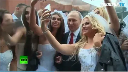 Vladimir Putin, în ipostaze inedite: S-a fotografiat cu miresele, în Piaţa Roşie