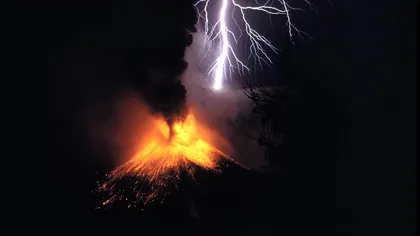 Erupţie vulcanică în Indonezia. Sute de turişti au fost evacuaţi VIDEO