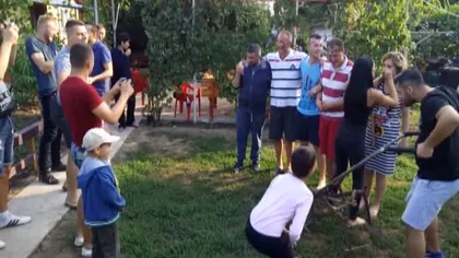 Farsă de Buzău. Cum se face o fotografie de nuntă cu extinctorul VIDEO