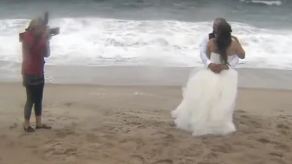 Doi miri din California, la un pas să fie luaţi pe sus de uragan în timpul şedinţei foto de pe plajă VIDEO