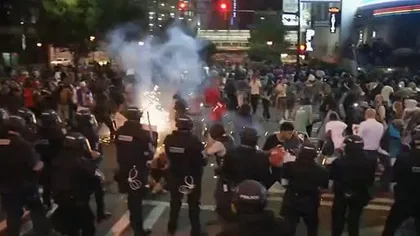 Violenţe în SUA: Poliţia a folosit gaze lacrimogene asupra manifestanţilor din Charlotte. Stare de urgenţă şi circulaţie interzisă