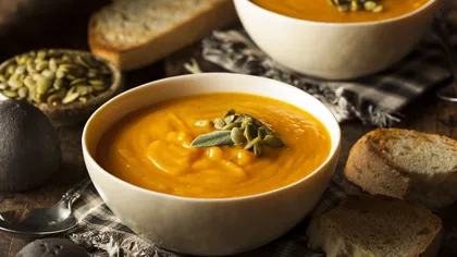 Reţeta Zilei: Supă-cremă de dovleac şi morcovi