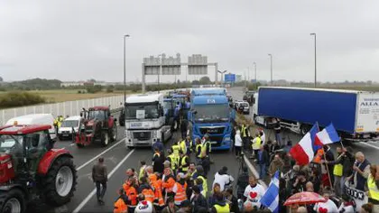 Camioane franceze blochează traficul spre Calais şi cer închiderea taberei de imigranţi