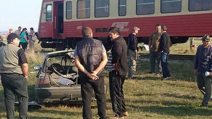 Maşină lovită de tren la Mioveni, sâmbătă. Trei victime, transportate la spital. Circulaţia a fost BLOCATĂ